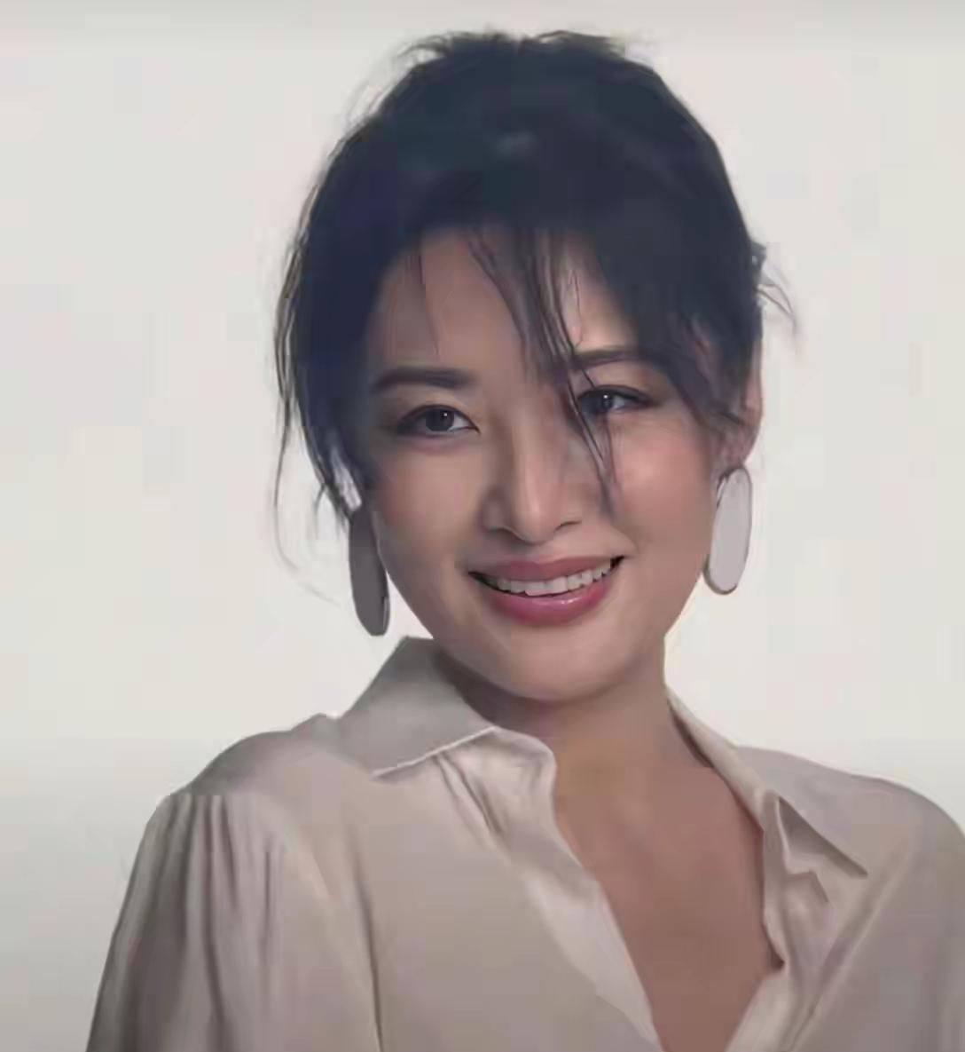 能嫁入豪门，主持人周涛自然有她的另外一面！下了舞台，周涛戴起了大大的耳环，把白衬