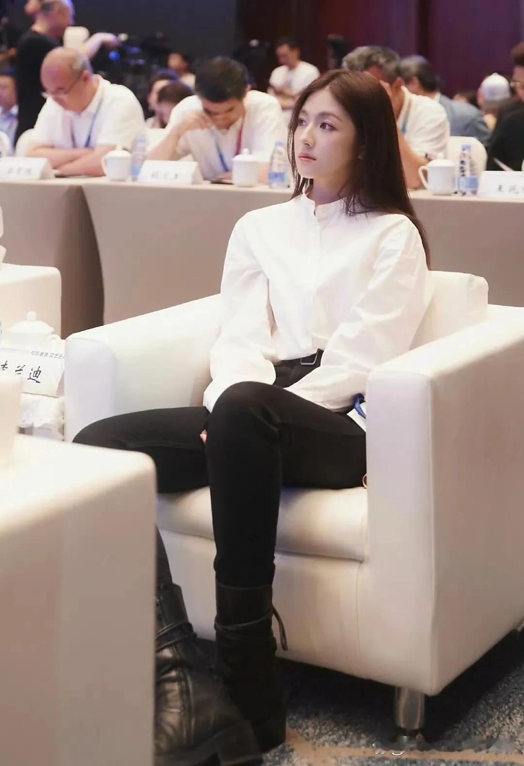 李兰迪这也太美了吧！我去，看到她的大长腿和绝绝子身材比例，一下子就陷入了身材焦虑