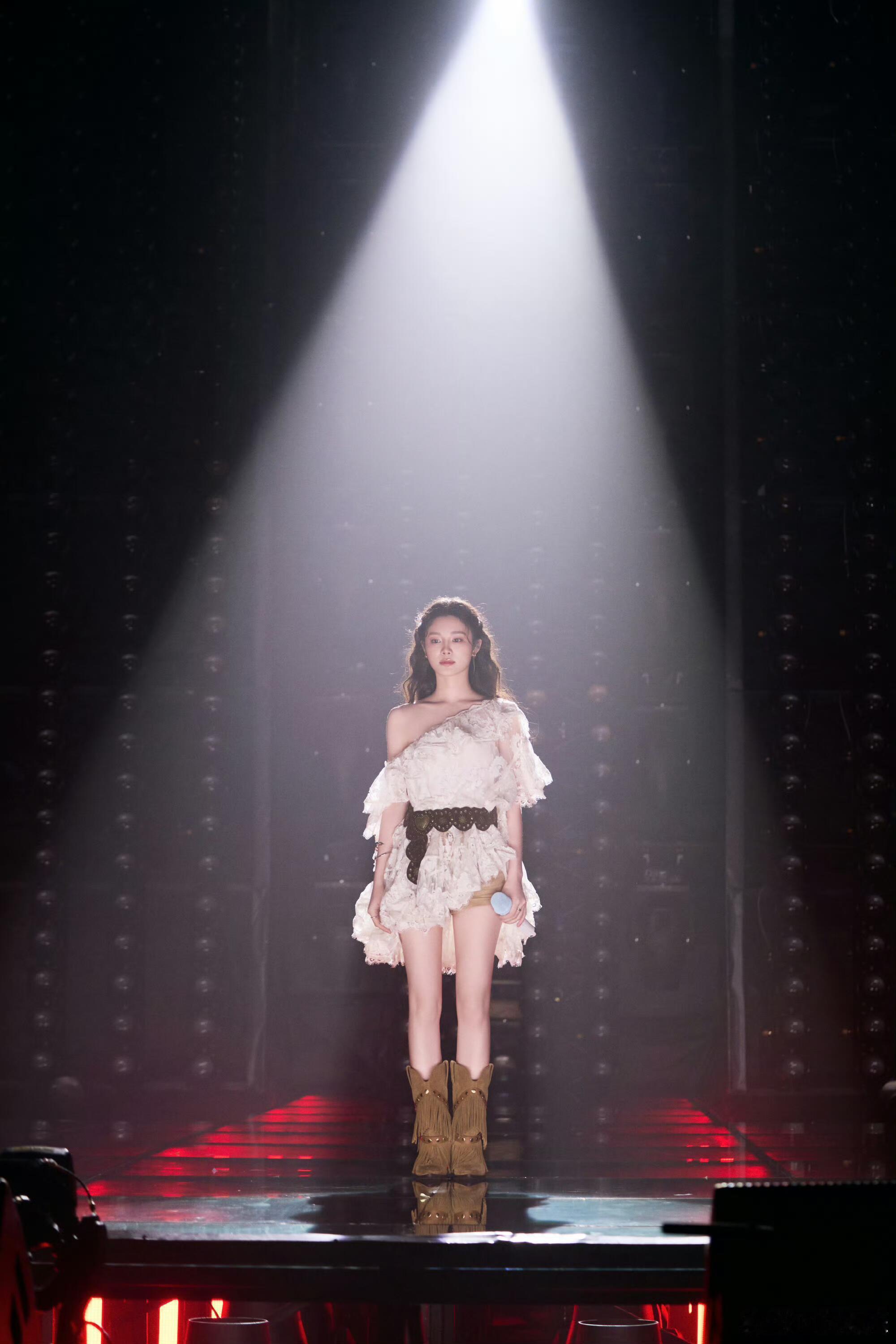 姚晓棠大眼音乐节已经有我啦我是柠檬精，我羡慕那些有假期可以去现场的人[哭哭]