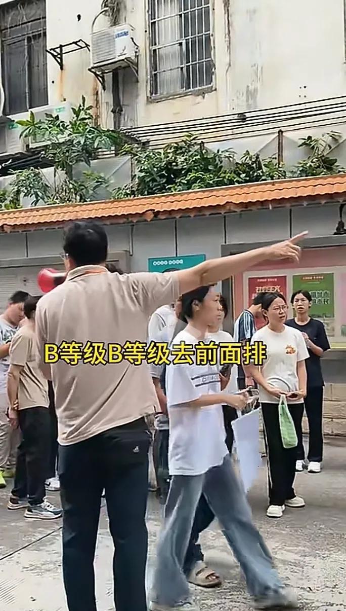 发现孩子没考上高中的家长最怕别人问成绩我们楼道有4个孩子中考，还没考的