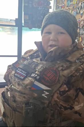 一个普通的俄罗斯男孩，已经成为一个少年英雄！获得了超过200面俄军和乌军旗帜。俄