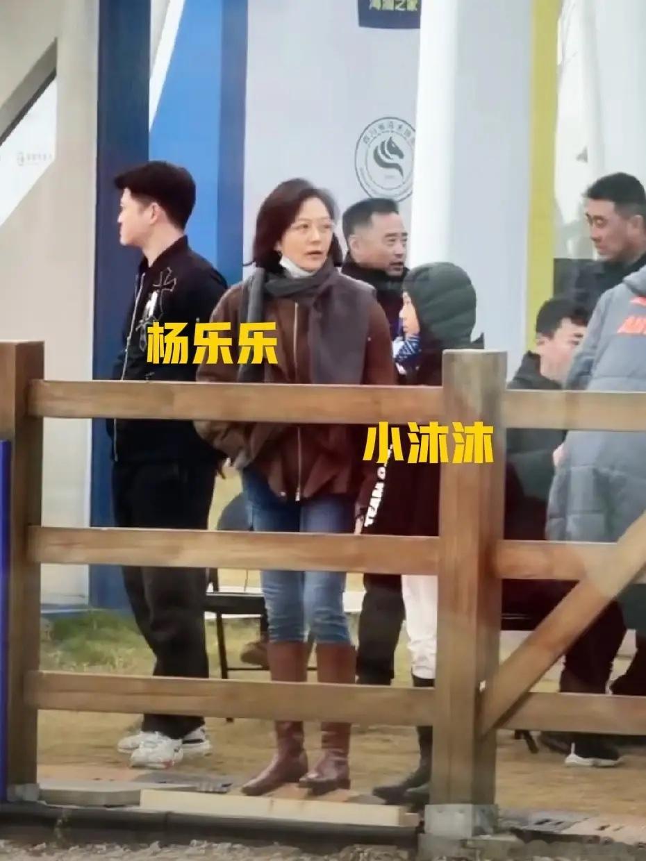 有网友偶遇杨乐乐和儿子，她带着小沐沐参加马术比赛！不得不说，杨乐乐个子还蛮高挑的