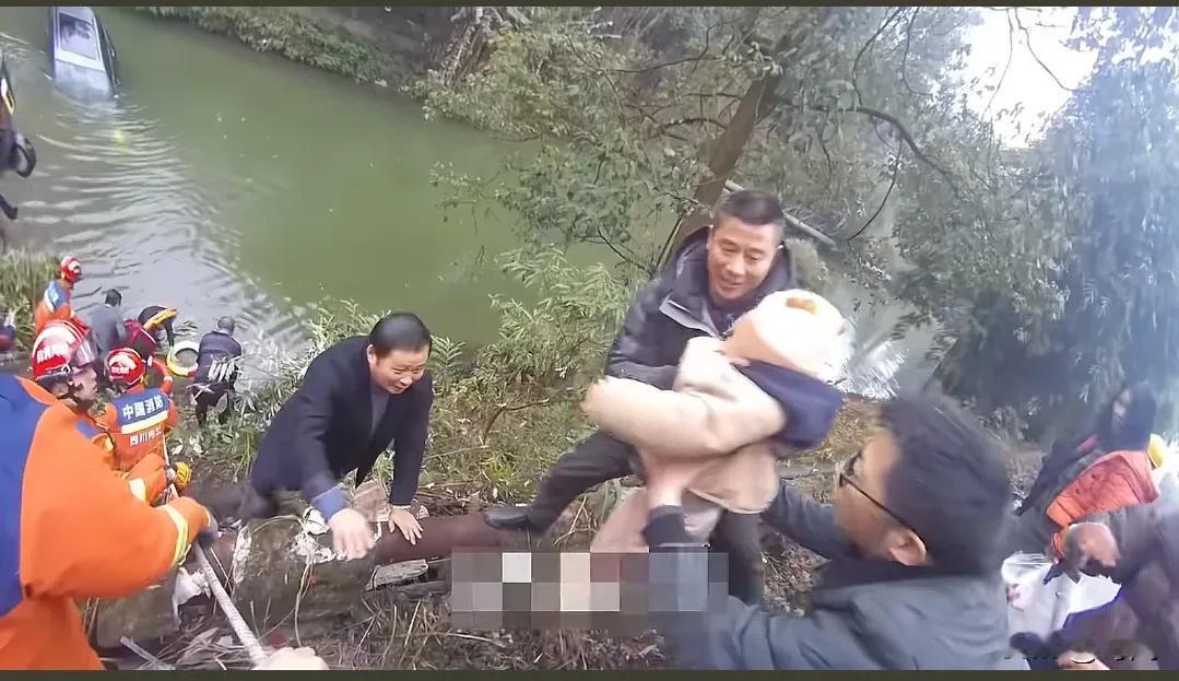越野车失控冲出路面坠河，三人被困车内命悬一线，派出所民警赶到后不惧寒冷跳下水救起
