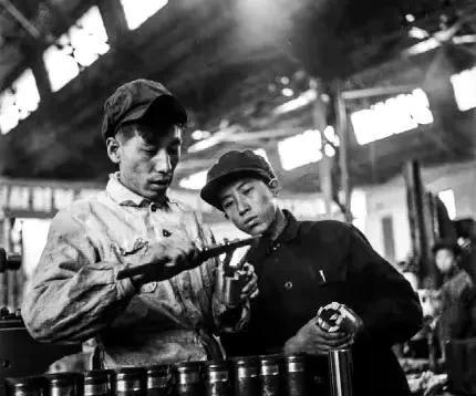 1943年，新四军罗炳辉师长找到了“军工专家”吴运铎问道：“对待日寇还需要更狠些