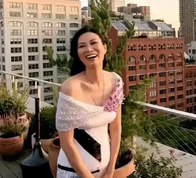 邓文迪和田朴珺又被拉出来摆一起。一个离了默多克照样混国际酒会，一个还在王石身边