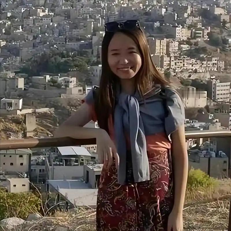 “乱港女硕士”何依琼：逃亡英国后每天只吃一顿，七个月后留遗书自尽。何依