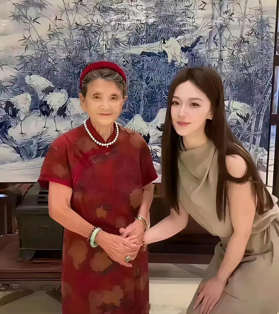 有人讲，黄圣依离婚挺对的，杨子妈太会装了，看看她对儿子新女友多满意！其实黄圣依早