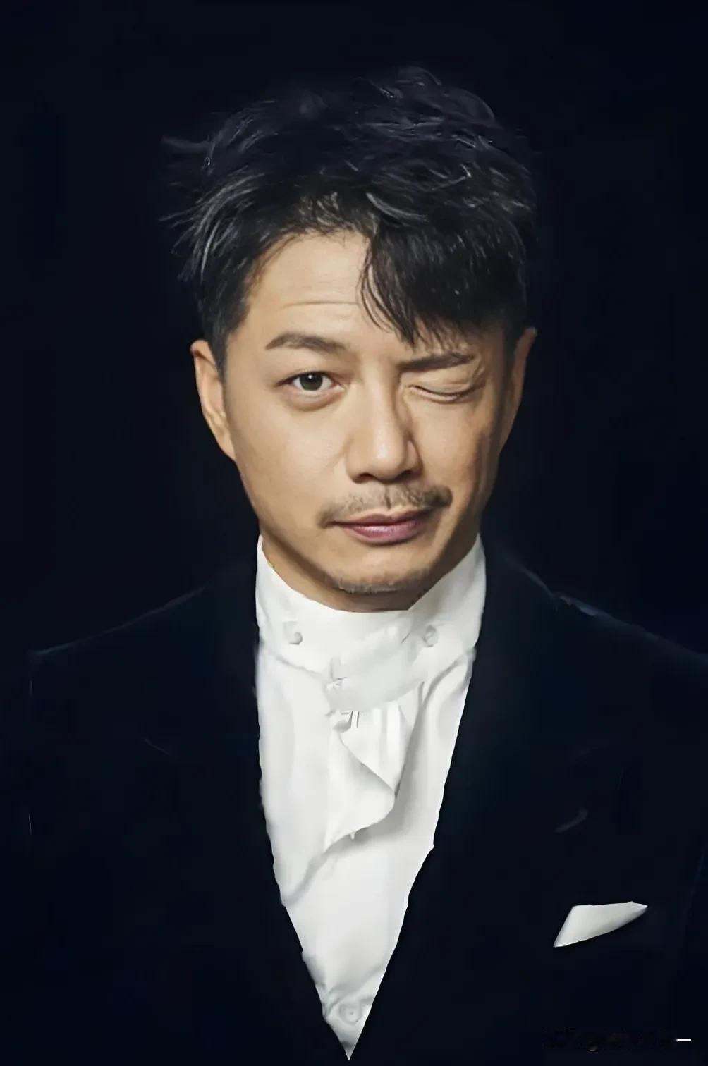 电视剧《扫毒风暴》，林强峰也太随意了吧？吃着面条开着会也就罢了，怎么还能
