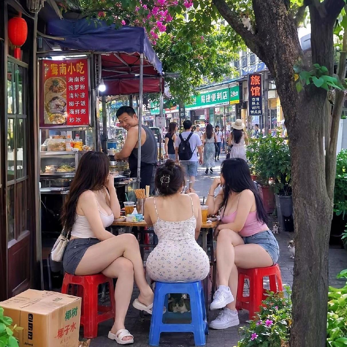 路边小摊这一幕，看着太有烟火气了！一下子来了三位年轻姑娘坐下吃饭，可把摆摊