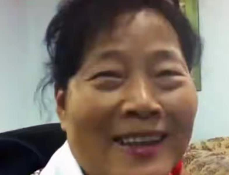 刘国梁的父亲和母亲，他长得像谁？刘国梁的父亲和母亲，他长得像谁？左边是他
