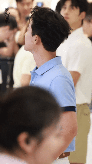 张晚意被人追着叫老公谁懂这段的好笑程度啊，粉丝喊老公喊得超大声，他第一反应是低