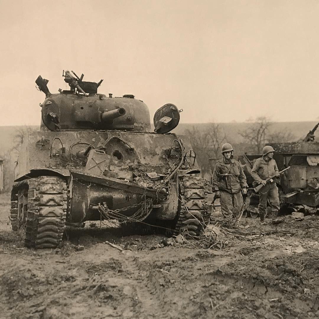 这张老照片定格了二战末期最惨烈的一幕：1945年2月，德国境内，一辆美军M4谢尔