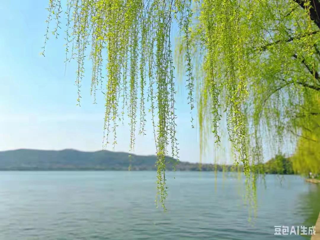 上联：风梳杨柳条条顺下联：雨打梨花瓣瓣飘这副下联对仗工整，意境也与上联相呼应