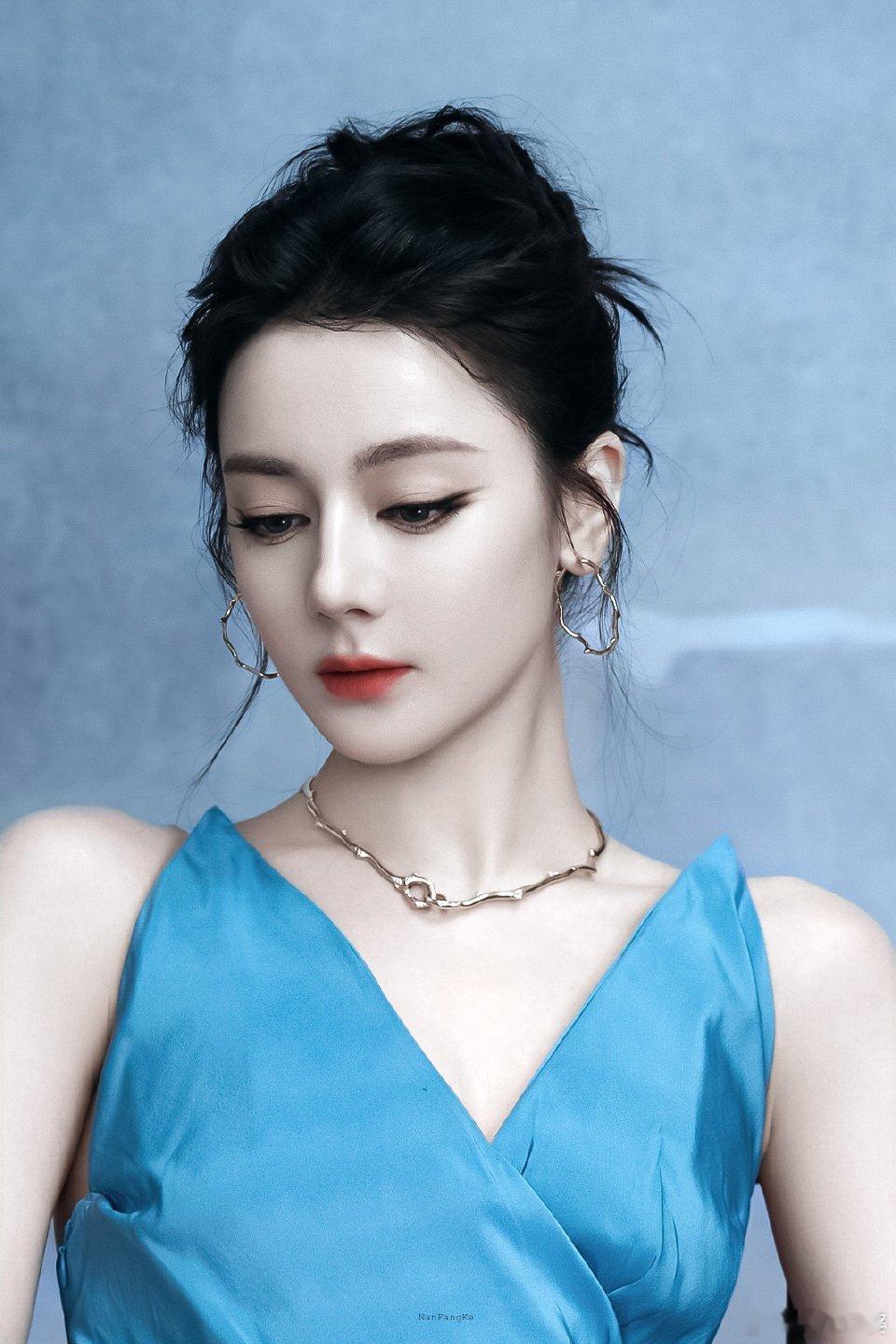 迪丽热巴用一身水蓝，演绎了什么叫自带高级感的美貌，每一张都是壁纸！好绝！！迪丽热