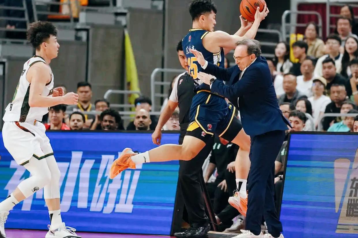 辽粤大战3大看不懂！乌戈用人太绝，赵继伟格局拉满。辽粤大战太意外了！辽宁客场