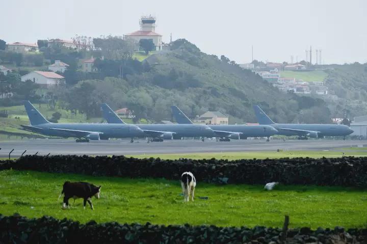 2月19日，葡萄牙亚速尔群岛的拉杰斯机场进驻了有史以来最大规模的美国飞机。至