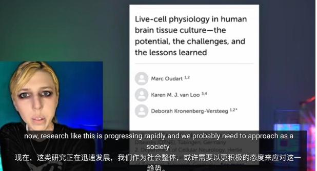 没人能想到！一只三根手指的机械手摆在电子琴前，有人随手弹了三个音，机械手顿了半秒