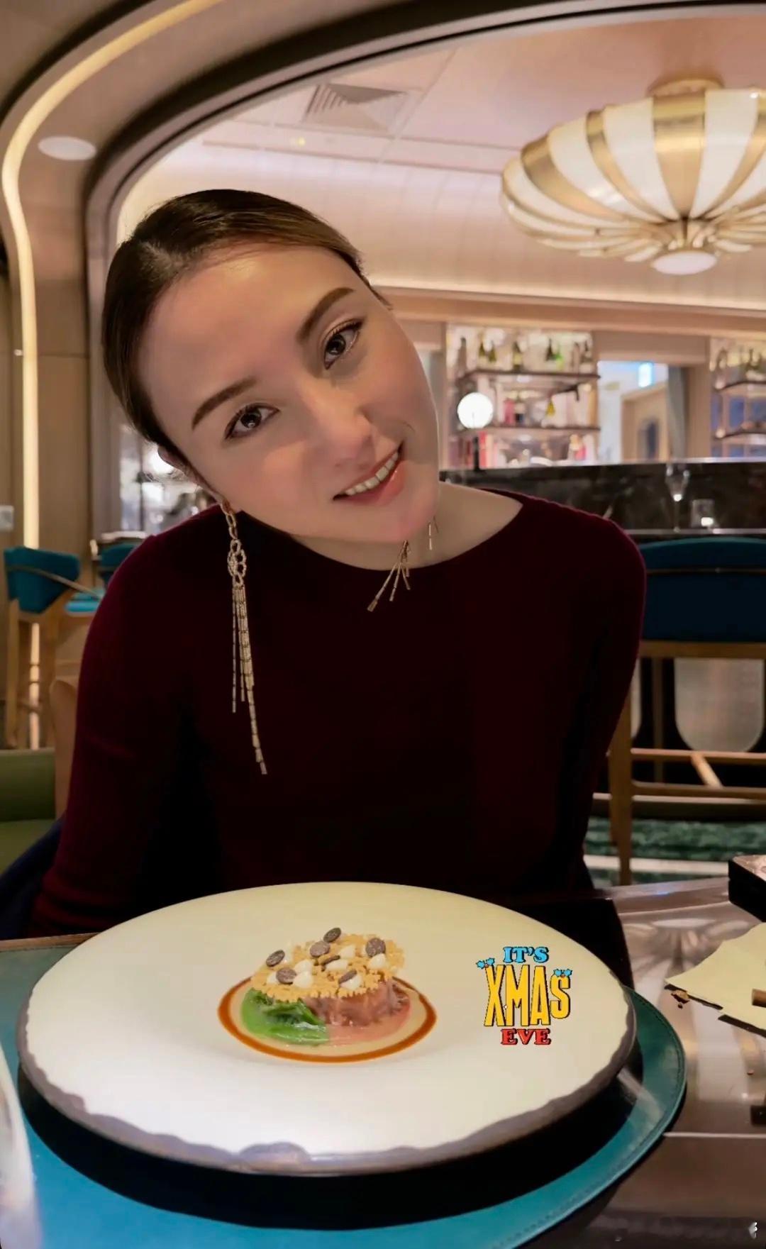 何超云平安夜盛装赴约，穿酒红色长裙明艳动人，被曝交往了新男友！