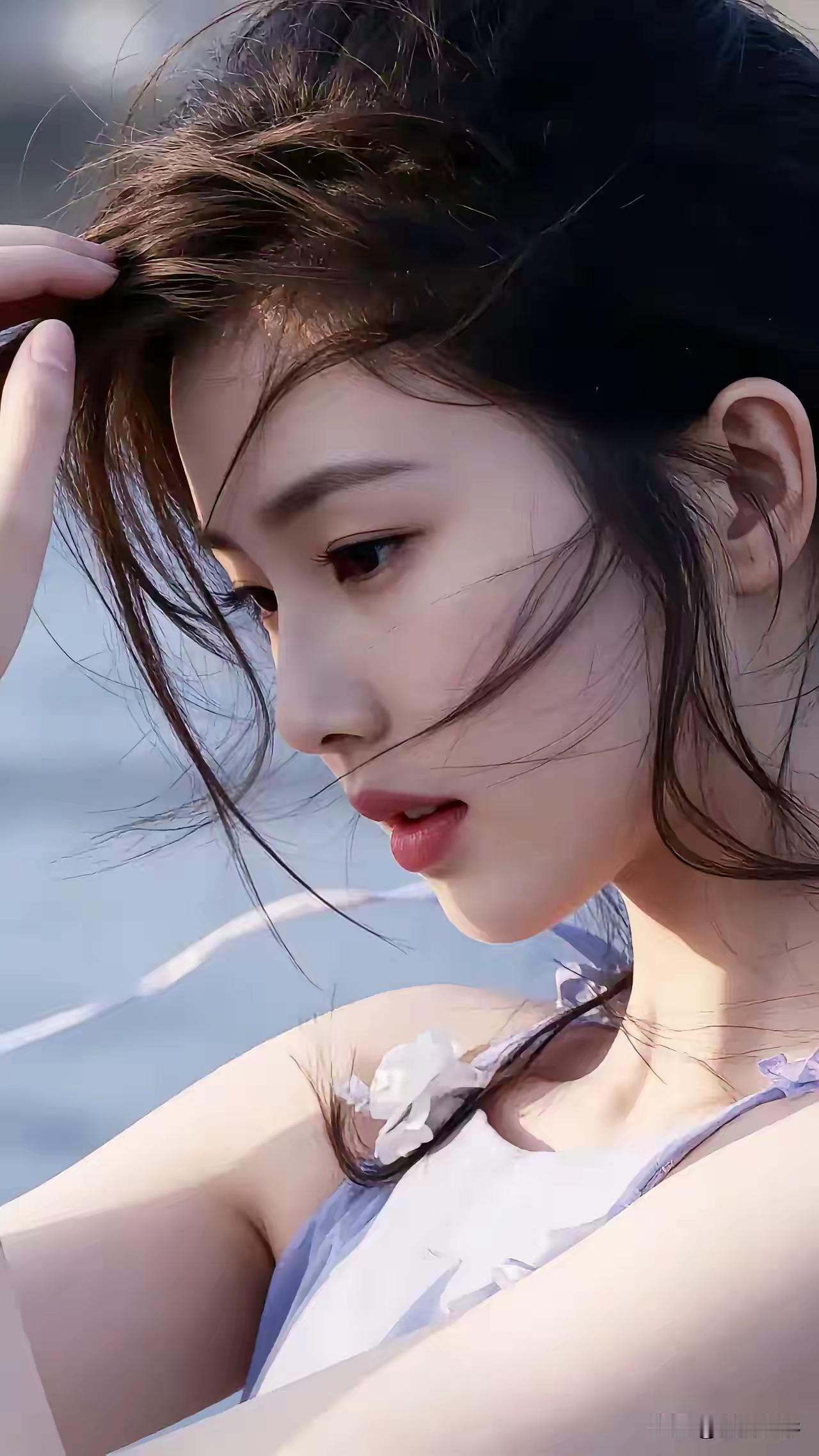 温柔海风中的少女，轻盈飘逸的裙摆，阳光洒落的瞬间，美得像一幅画。