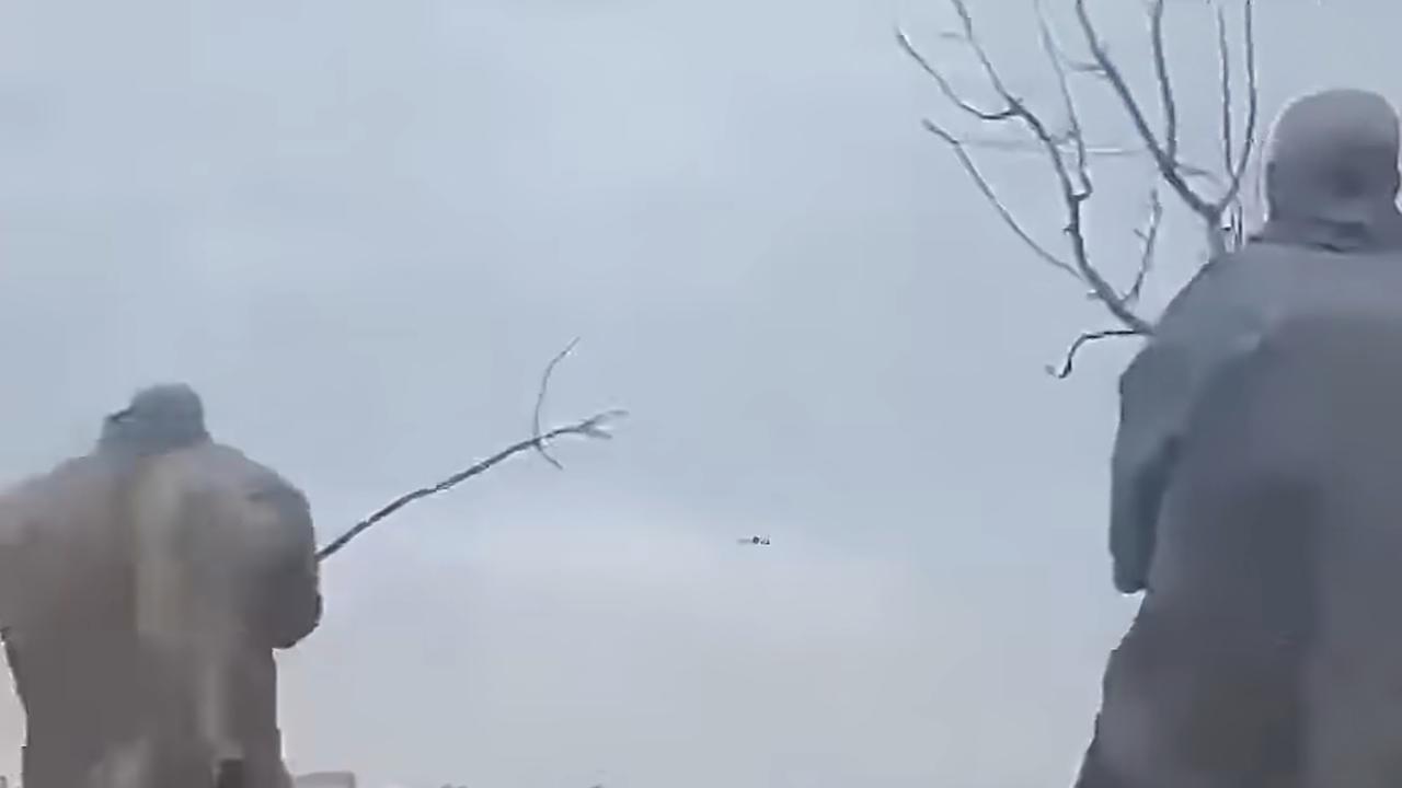 俄军深陷乌军无人机麻雀战术，枯树枝成了最后的保命手段。谁也没想到，俄乌冲突进