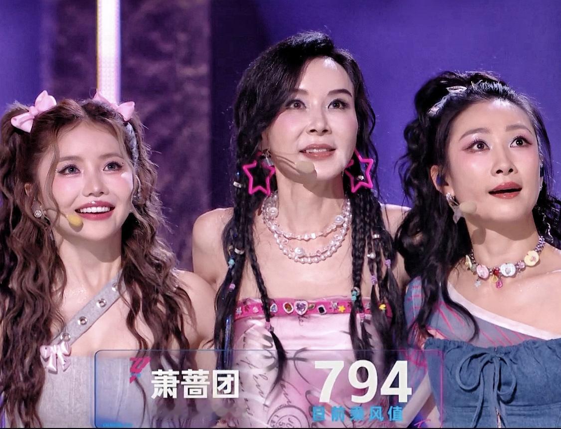 林志玲一开始出道就是对标萧蔷的。现在的年轻人可能不知道，当年萧蔷在湾湾就是美女+