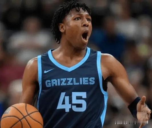 知名美记发文表示灰熊前锋格雷格-杰克逊二世跌出灰熊轮换。文中提到这位20岁的