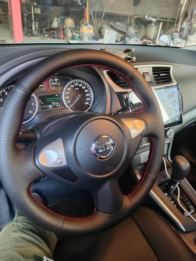 轩逸经典改善内饰网购了个手缝真皮方向盘套，自己动手缝的，干了两个半小时。缝的人