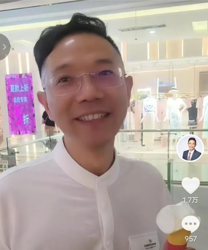 李律今天晚上笑了，我们的心也就放下了！李律今天出差，来到了长沙！长沙那真叫热