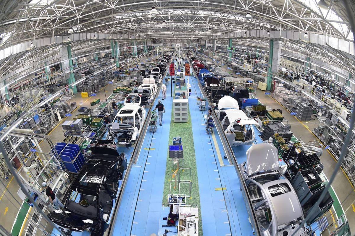 日本和中国签了。10月8日，丰田社长近健太的专机降落在广州，这是他2026年