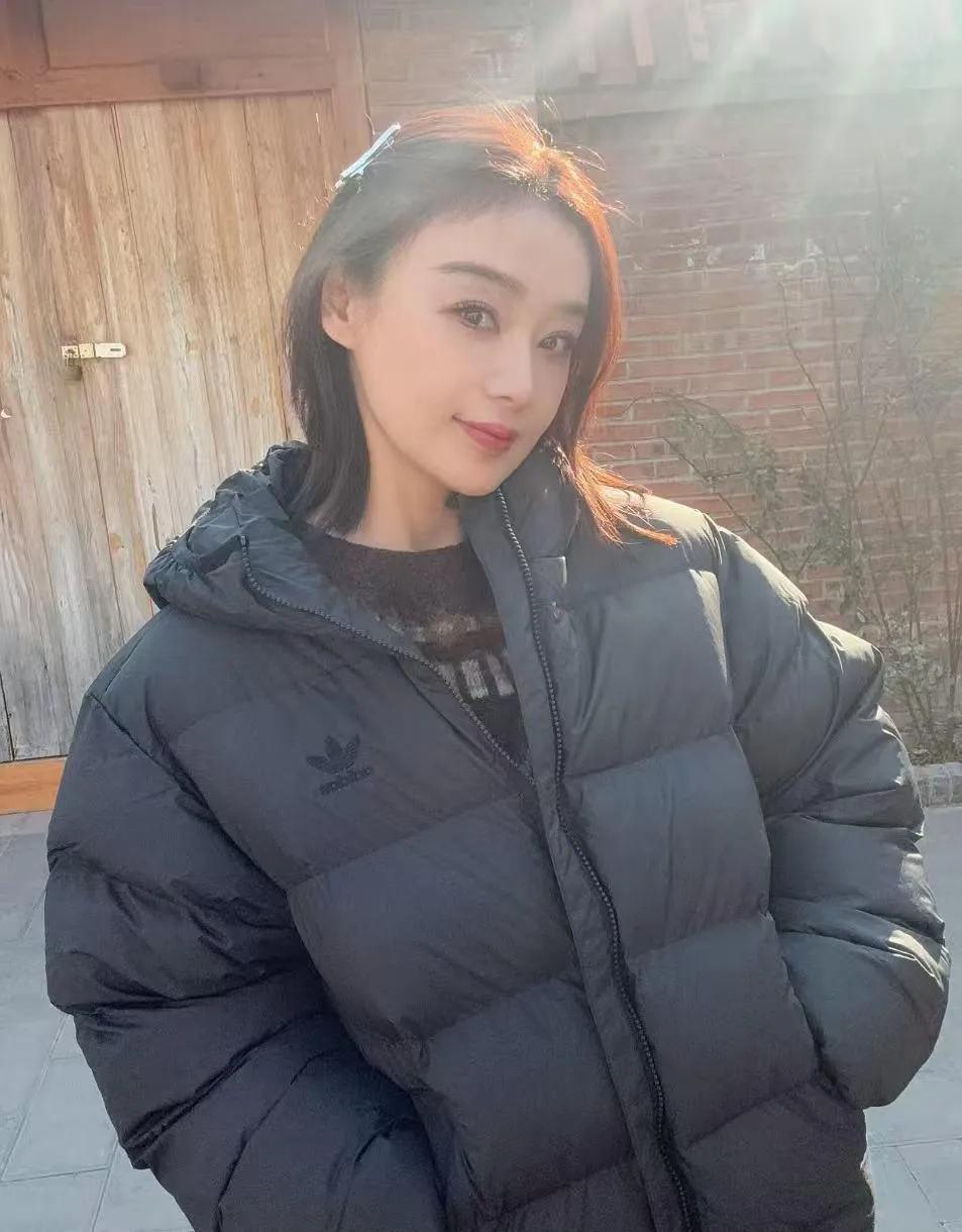 ✨袁姗姗的羽绒服穿搭，保暖又时髦！黑色短款羽绒服配阔腿裤，简约又温暖，加