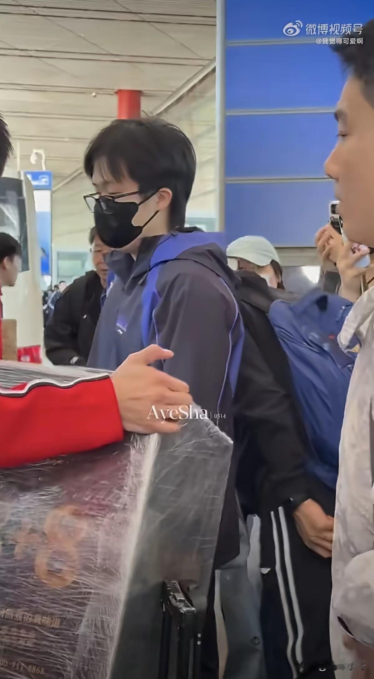 兵马未动粮草先行，国乒出征伦敦世乒赛，没想到被一箱泡面抢了风头，恰逢百年