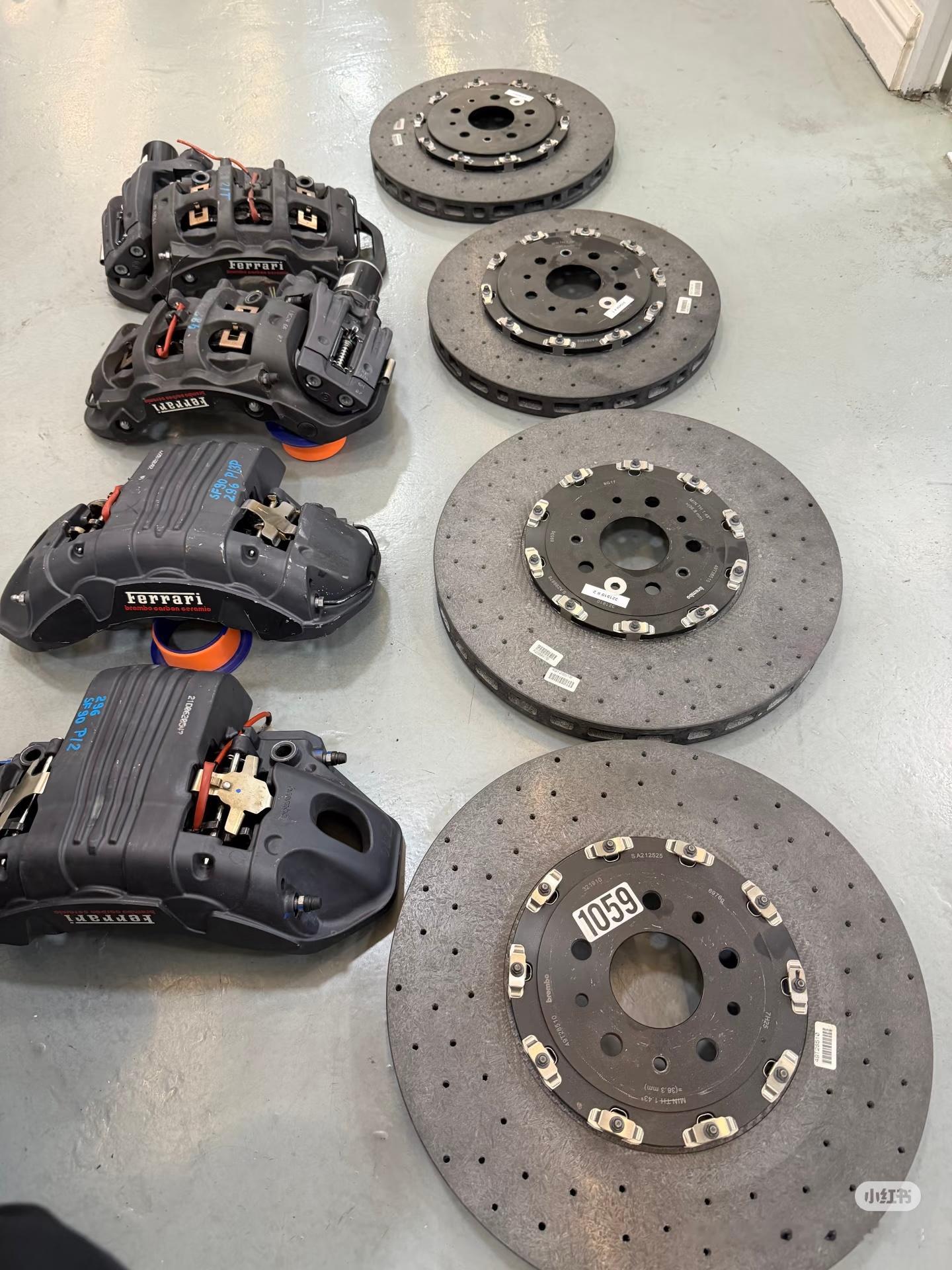 小黄鱼上有人卖法拉利SF90的制动系统。法拉利这套东西很有意思啊。前卡钳自