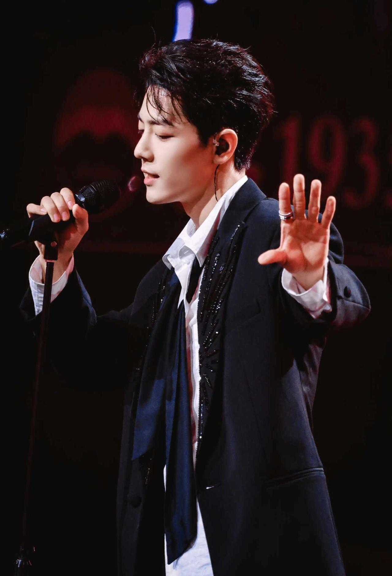 看到2025年大湾区现场导演分享的一点点幕后：本来想歌曲开始了再让肖战走出来，