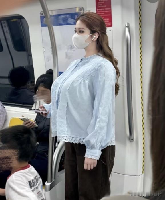 昨天在地铁上遇到一位美女，貌若天仙，但身体太大只了，看起来有点上下比例失衡，犹豫