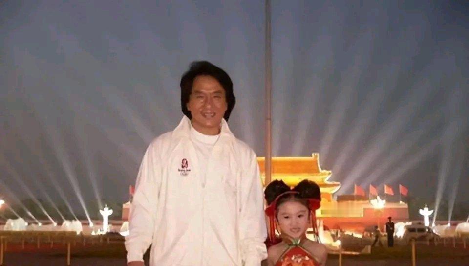 陆子艺的经历真让人唏嘘。6岁时她被成龙抱上春晚，和成龙一起唱《国家》，多耀眼的开