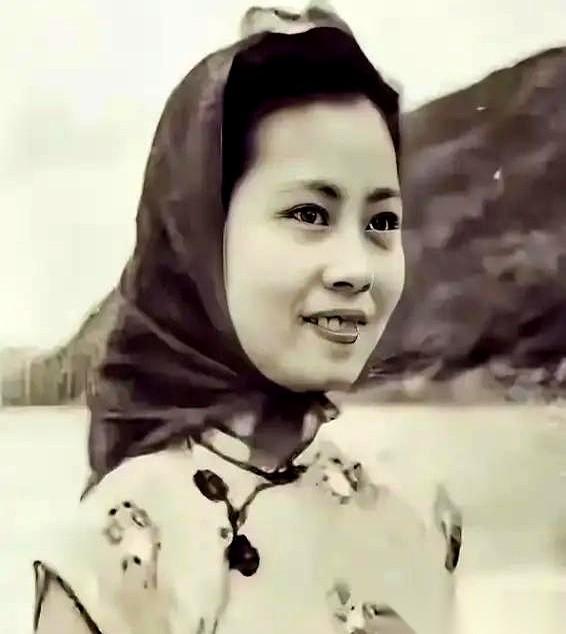 1943年，东江纵队一个叫陈阿娣的19岁姑娘，被叛徒推进了日本人的包围圈。巷子