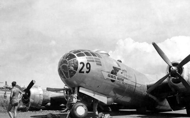 1944年，一架从成都起飞的B-29轰炸机炸完日本后，迫降在苏联远东海参崴机场，