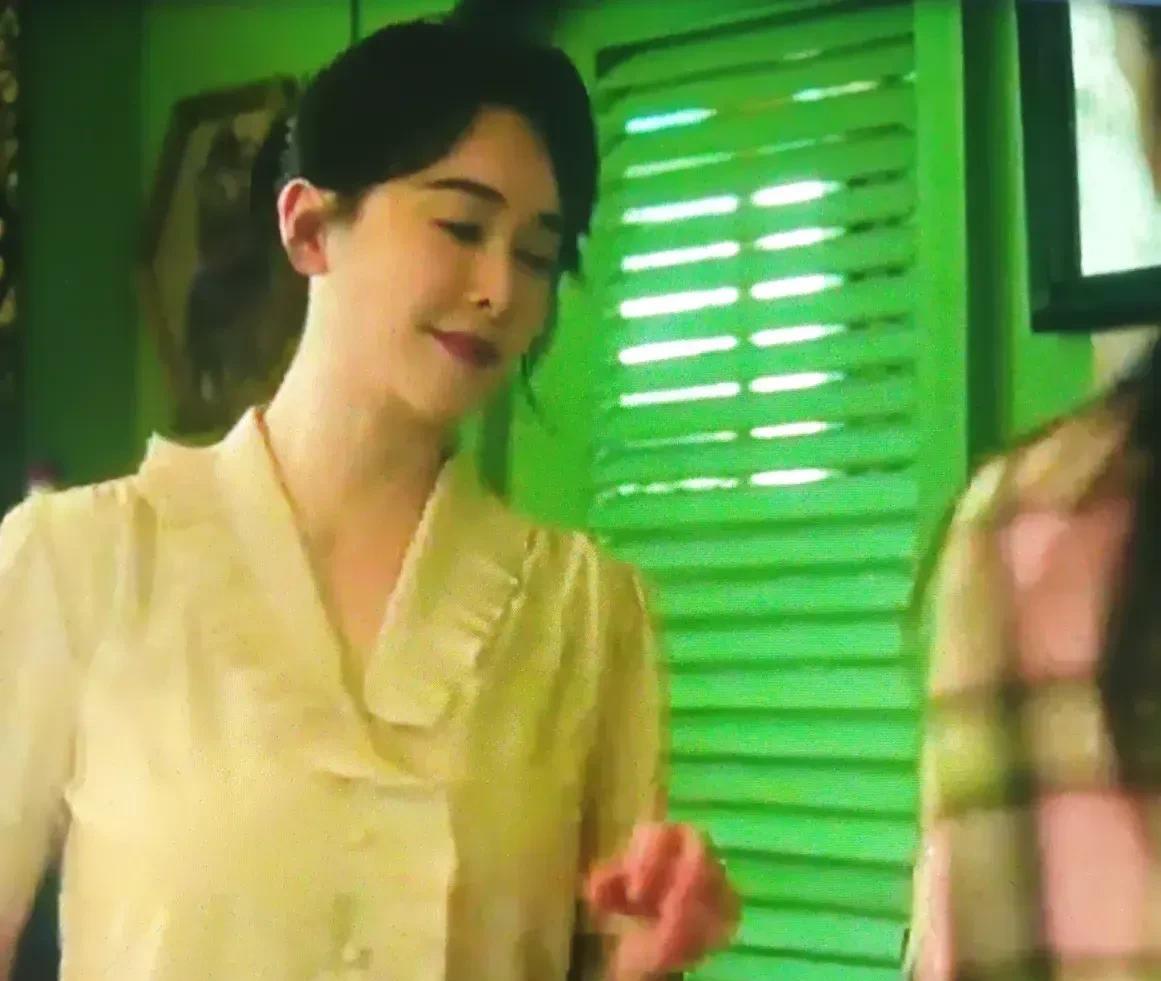 《扫毒风暴》理发店老板居然是左小青饰演，差点没认出来。从剧情来看理发店老板不过是