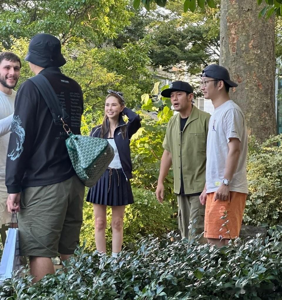 近日，周杰伦和昆凌在日本东京的代官山被网友偶遇，夫妻二人与友人一同悠闲逛街。当天