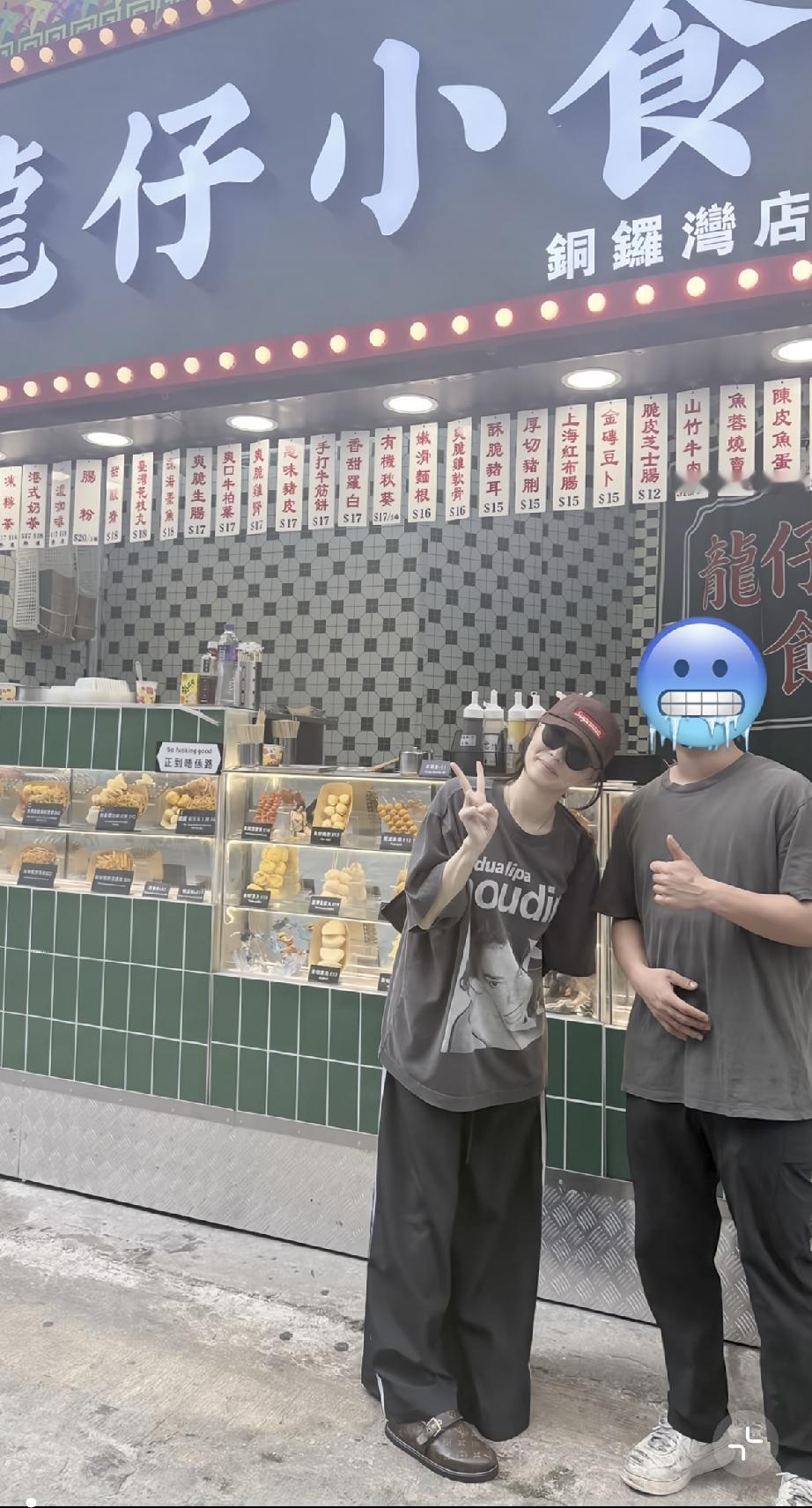 香港鱼蛋店老板晒出在街头与张柏芝的合影，只见张柏芝真人气色不好，脸色发白皱纹多，