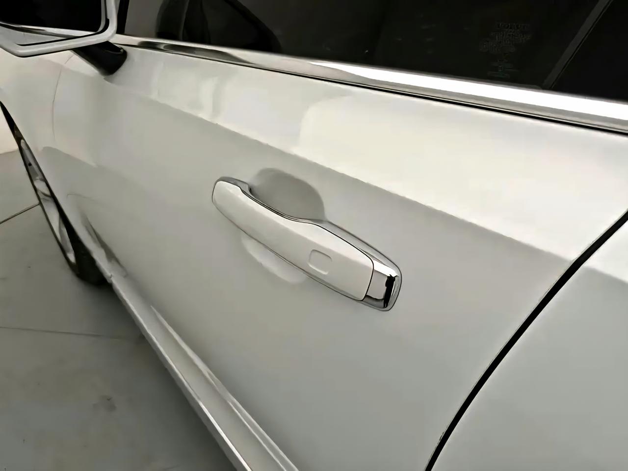 老款沃尔沃的特色就是这个镀铬的门把手边，这个边边是个装饰圈，但是还是挺好看的。后