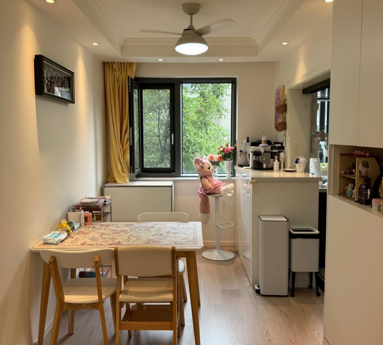 公司新来的小姑娘，借住在姑姑家。转正后发工资，她拿出1200元给姑姑当生活费，可