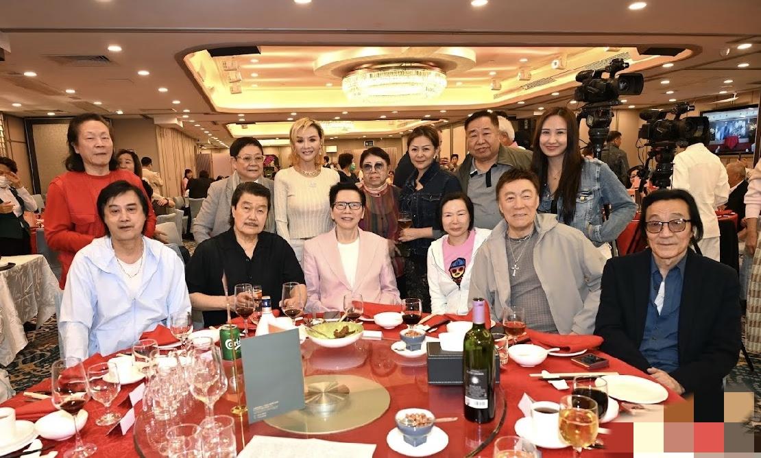 港星保养真是好，向华强、赵雅芝老公黄锦燊、叶子媚等人与朋友相聚，这几位很显年轻，