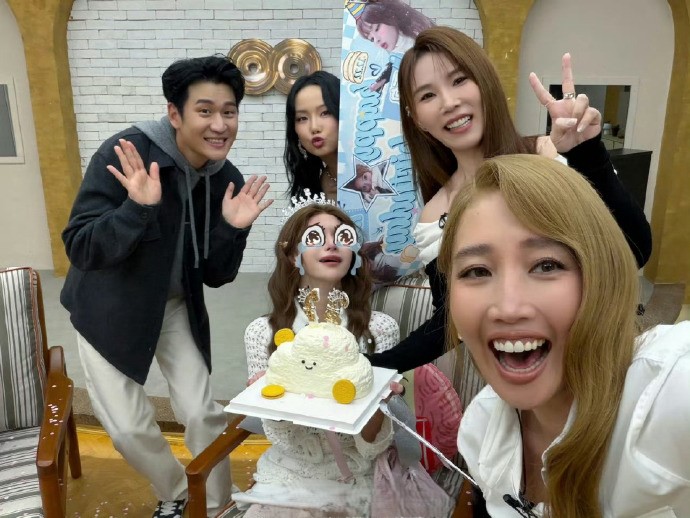 节目组在录制期间秘密召集苏有朋、曾比特、周兴哲、黄龄等嘉宾，为黄霄云筹备生日惊喜