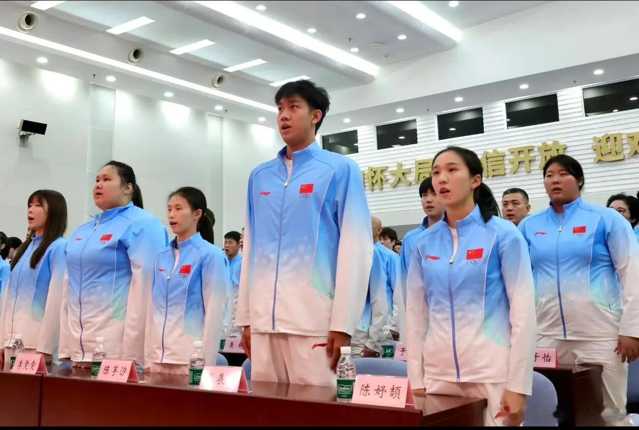 李昊坐亚运总结大会第一排亚运总结大会现场，U23男足门将李昊坐在第一排，身旁就是