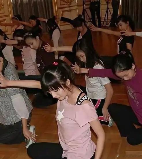 杨幂大学时⁠‏‎期上‎形‏体课‏的照片，看起来特别有灵气，脸型很精致。杨幂老年