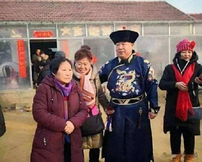 最近看到好多八旗子弟后人穿上清朝服装、戴上八旗子弟帽子，这场景还挺让人感慨。以前