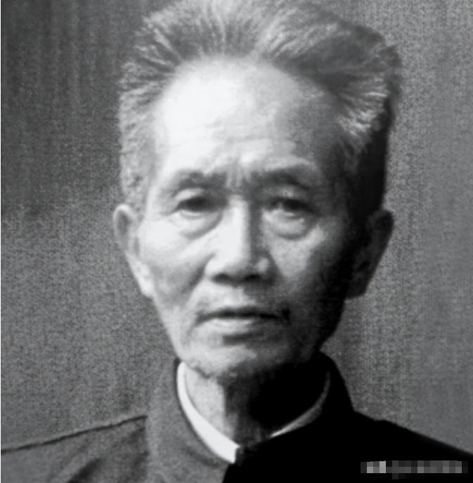 十五年。一个红军营长在战场上被炸断了腿，战友含泪把他托付给老乡，转身就消失在长征