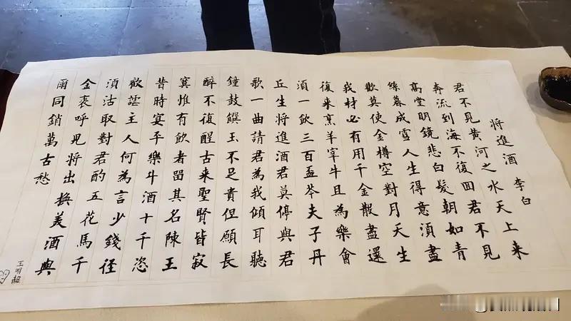 看到女孩在烧烤店墙上写《将进酒》，那字迹真的太惊艳了！笔锋遒劲，颇有大家风范，感