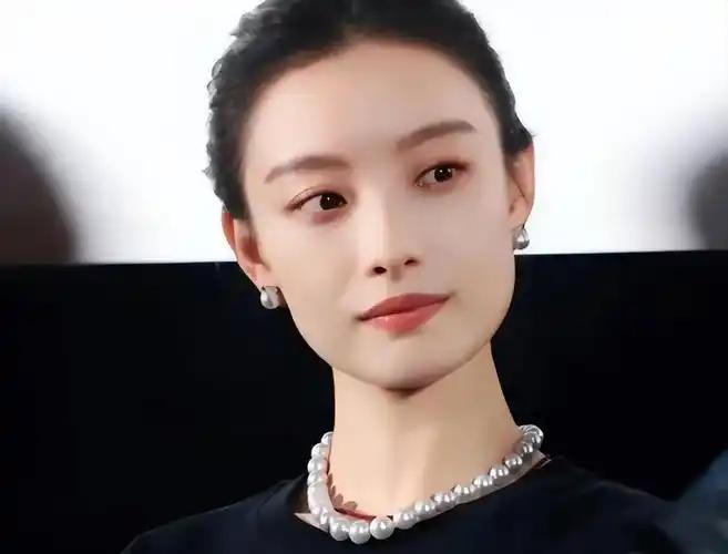 张艺谋对20岁倪妮说：“跟我住三年，别谈恋爱”，三年封闭打磨，她换来了什么？